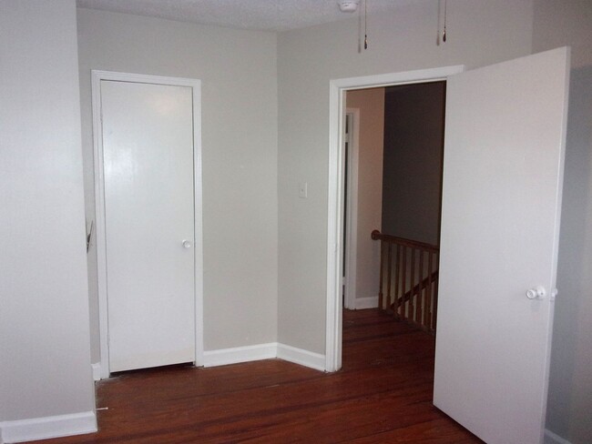 Building Photo - Renovated 2 Bedroom 1 1/2 Bath Townhome - ...