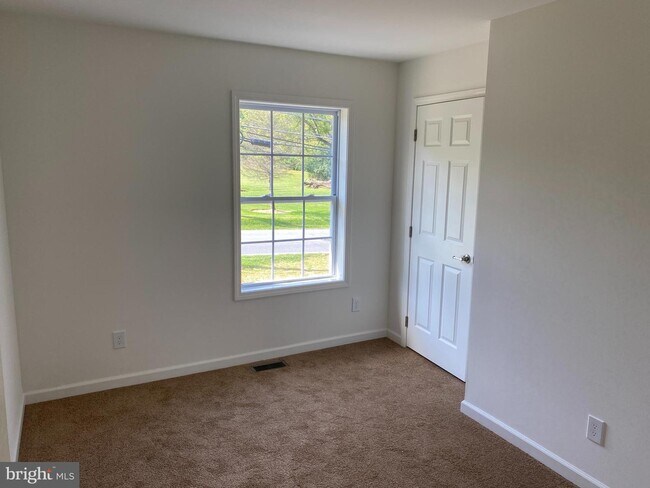 Building Photo - 303 Bondsville Rd