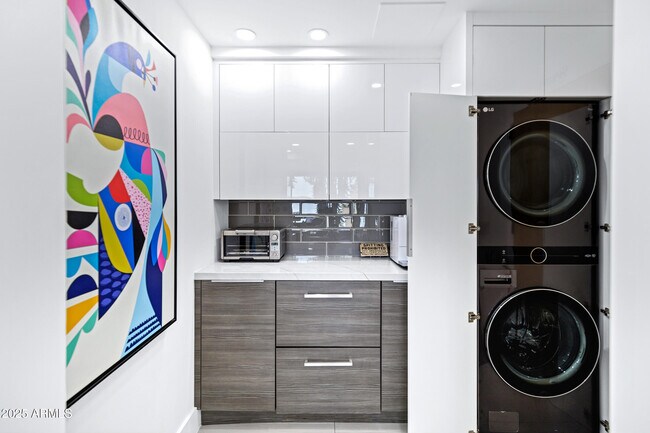 Building Photo - 7137 E Rancho Vista Dr