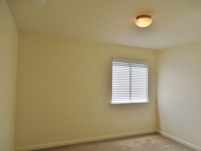 Building Photo - 3 Bedroom 2.5 Bathroom: Georgetown- Pinnacle Home