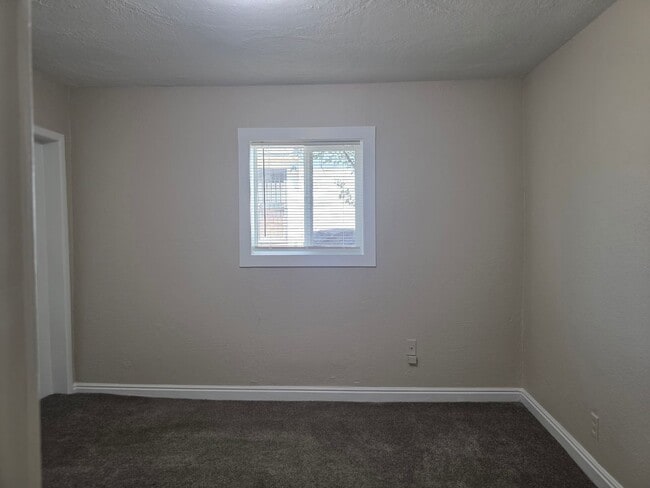 Building Photo - SPACIOUS, BRIGHT 2 BEDROOM - LARGE YARD