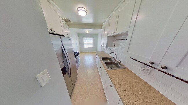 Building Photo - 270 La Verne Ave