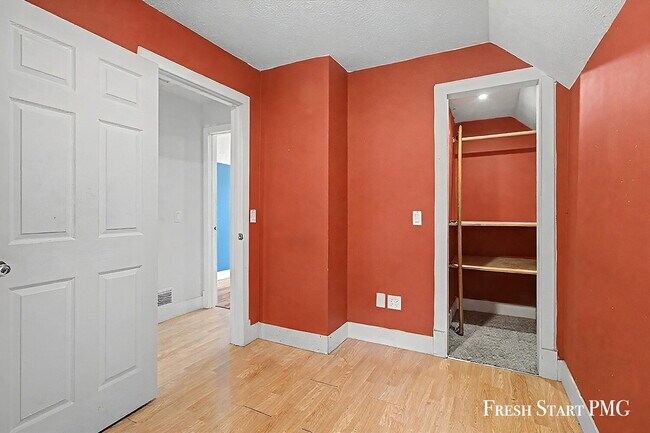 Building Photo - Spacious 5-Bed Home with 2.5 Baths
