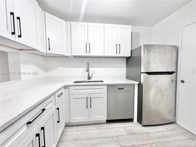 Building Photo - 6890 N Kendall Dr