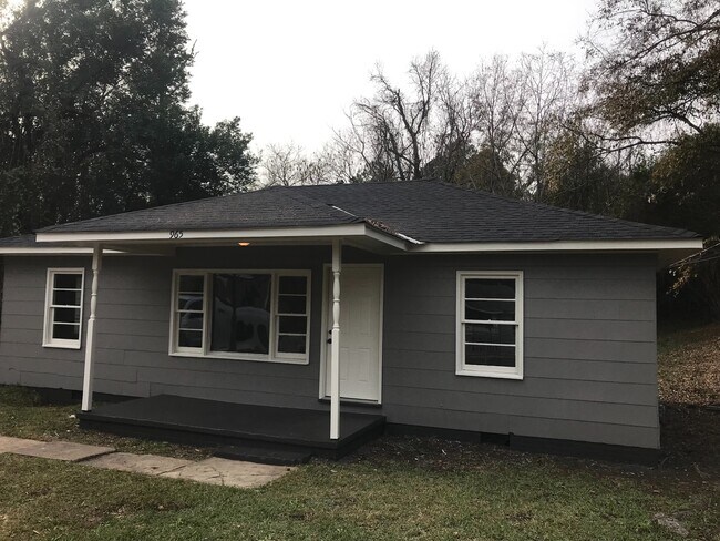 Building Photo - **ON HOLD**3 or 4 Bedroom / 1.5 Bathroom Home for Rent in Columbus, GA