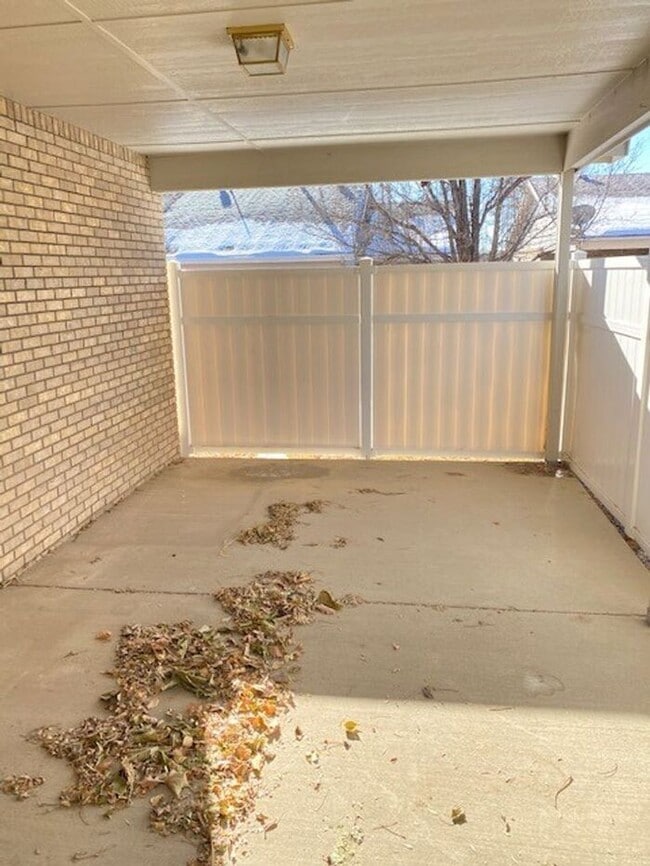 Building Photo - Beautifully Maintained 2 Bed, 2 Bath Ranch Style Townhome with 2 Car Garage in East Loveland