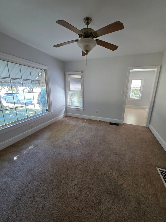 Building Photo - 2 BR in Emerywood!