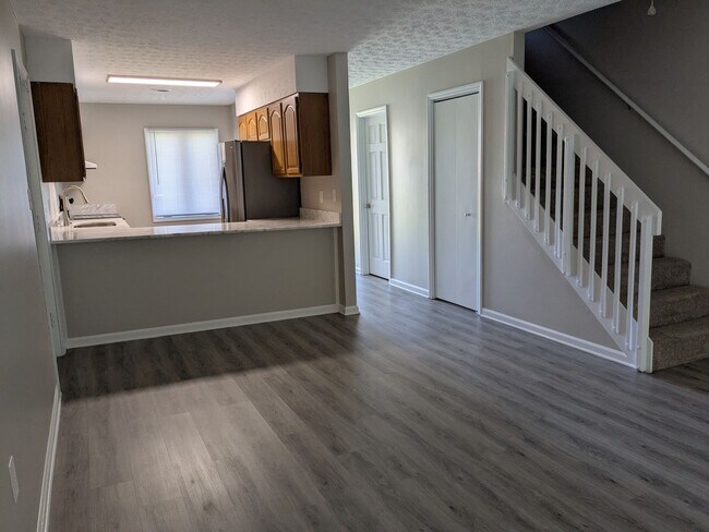 Building Photo - Beautiful 3 Bedroom, 2.5 Bathroom Condo