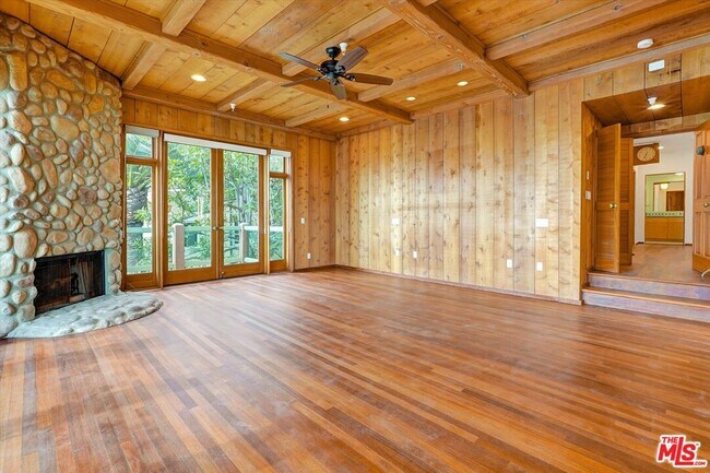 Building Photo - 3916 Rambla Orienta