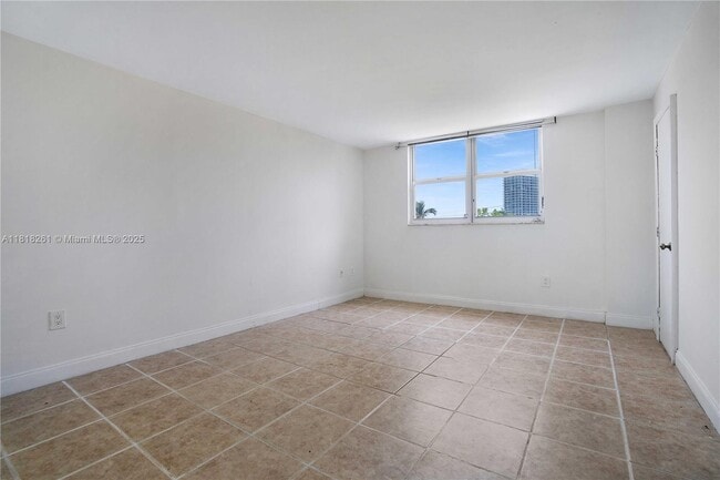 Building Photo - 6900 Bay Dr