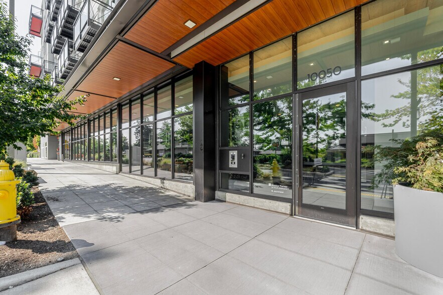 Building Photo - 10050 NE 10th St