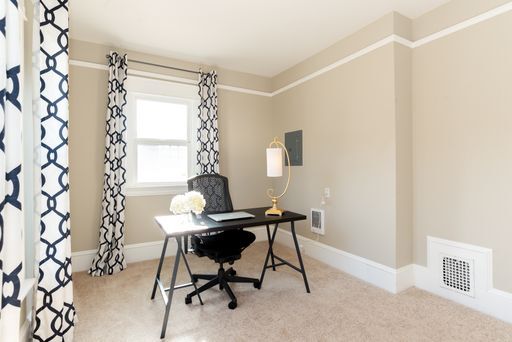 Building Photo - Bright 2 bedroom 1 bathroom Queen Anne Apartment with skyline views