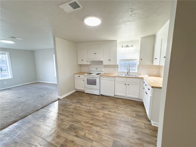 Building Photo - 1111 Georgia St