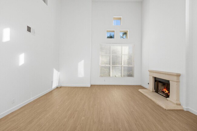 Building Photo - Spacious Vista Home