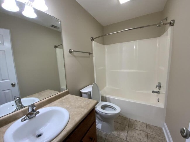 Building Photo - 104 Lakeview Commons Dr