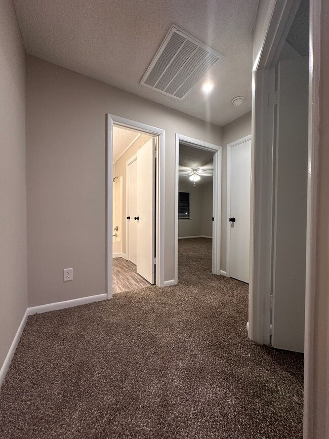 Building Photo - Convenient, in town living with garage!