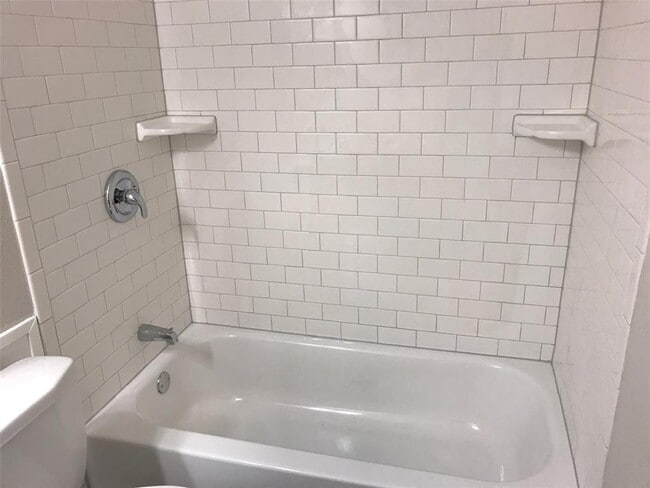 Building Photo - 3402 S Oak Dr