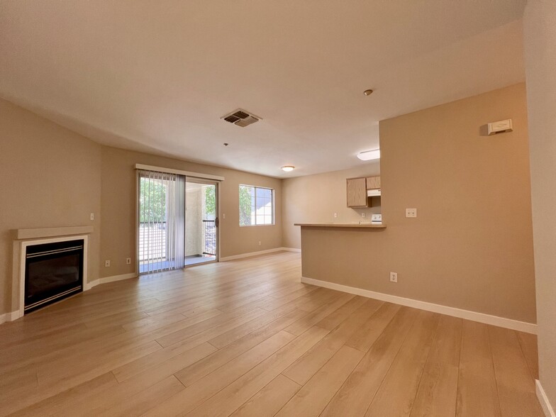 Living Rm & Dining Rm - 2001 Eastwood Dr