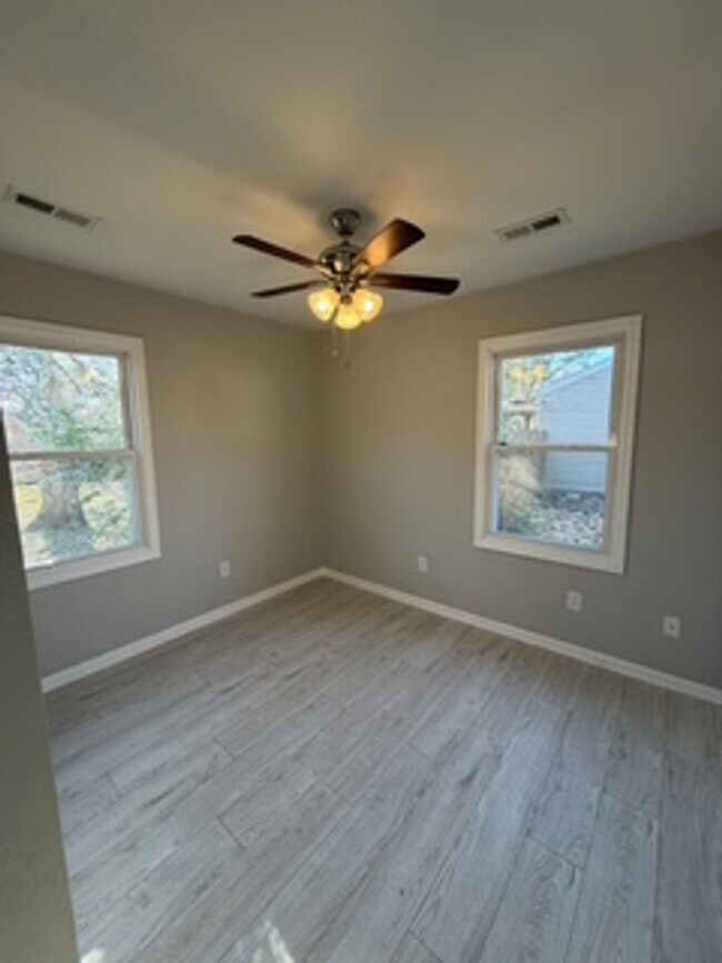 Building Photo - 3 Bed, 1 Bath House in Newport News!