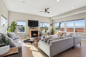 Building Photo - 412 W Shoreline Dr