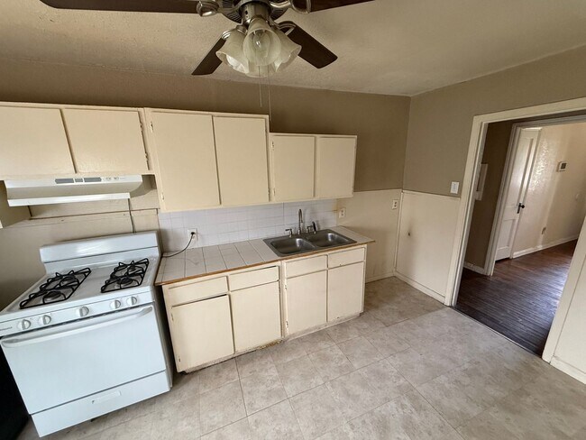 Building Photo - 3 bed 1 Bath Home