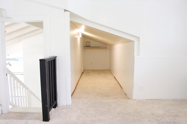 Building Photo - 1279 Kaeleku St