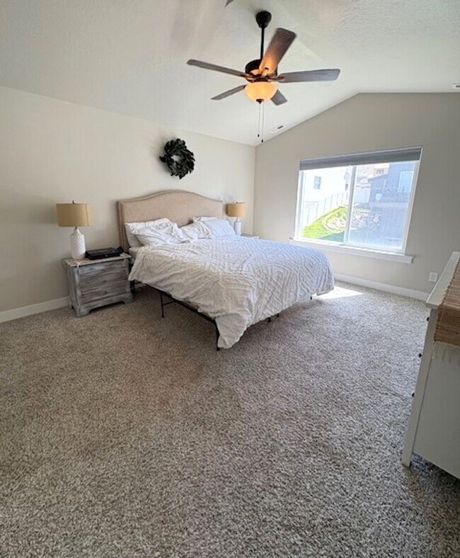 Building Photo - 4 Bedroom / 3 Bath Home in Eagle Mountain!