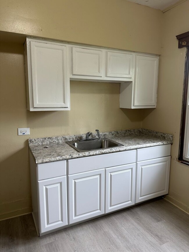 Building Photo - 4bd Single Newburgh Hts Area Cash Pay/Section 8