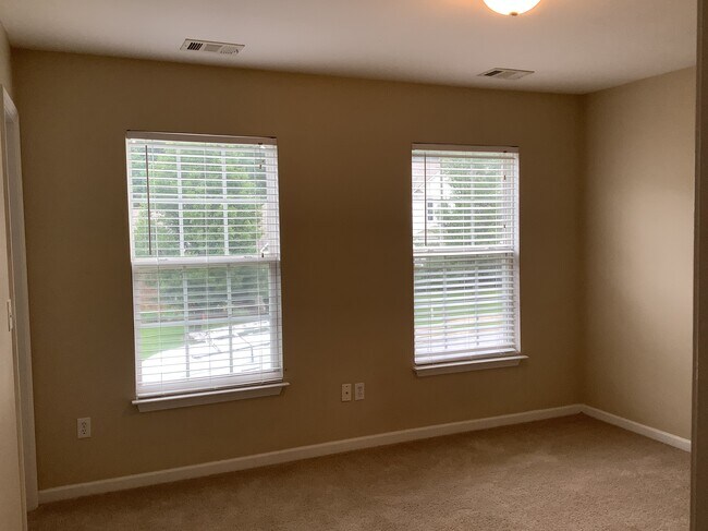 Building Photo - 11 Knoll Ridge Dr