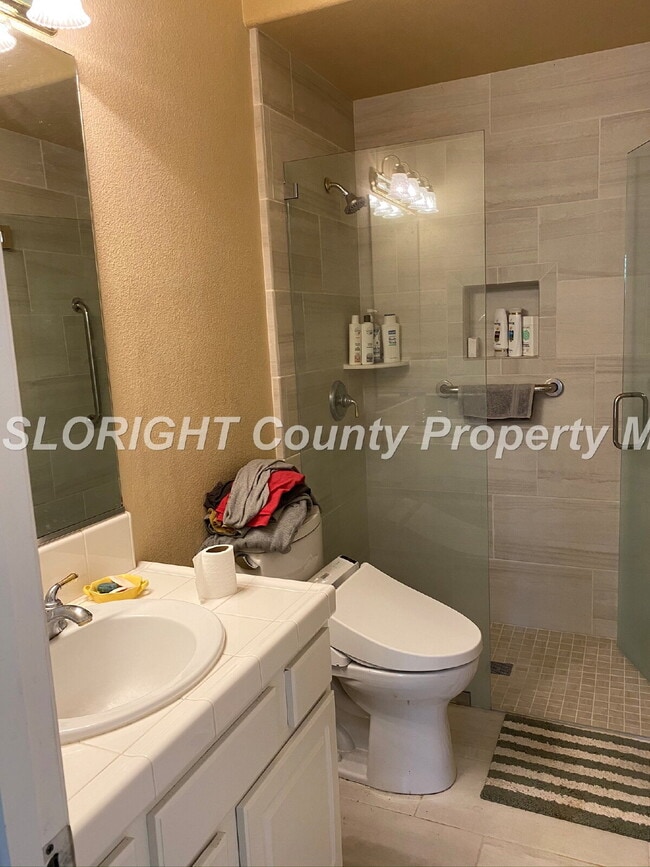 Building Photo - AVAILABLE AUGUST - Beautiful Large 2 Story Home - 5 Bedroom / 3 Bathroom