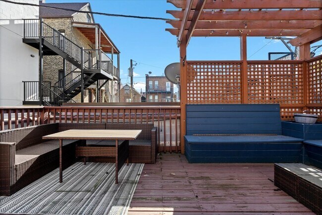 Building Photo - 1018 N Hermitage Ave