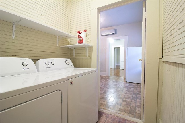 Building Photo - 303 Northwood St