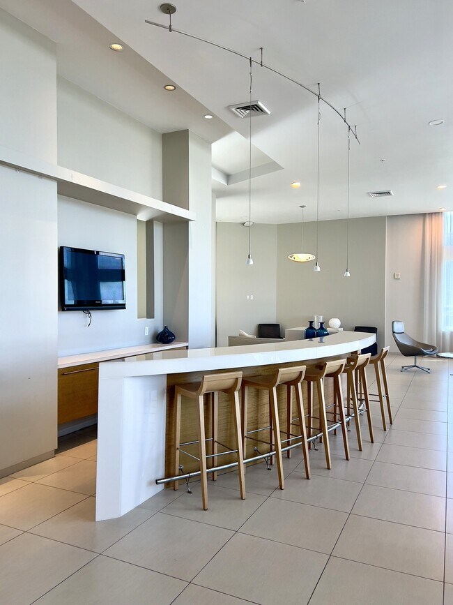 Building Photo - 1900 N Bayshore Dr