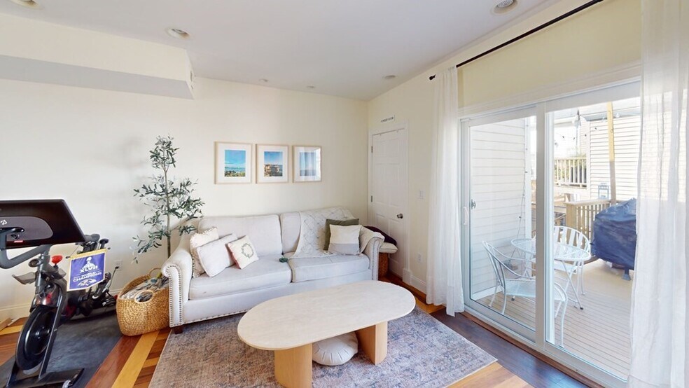 Building Photo - 272 Bowen St