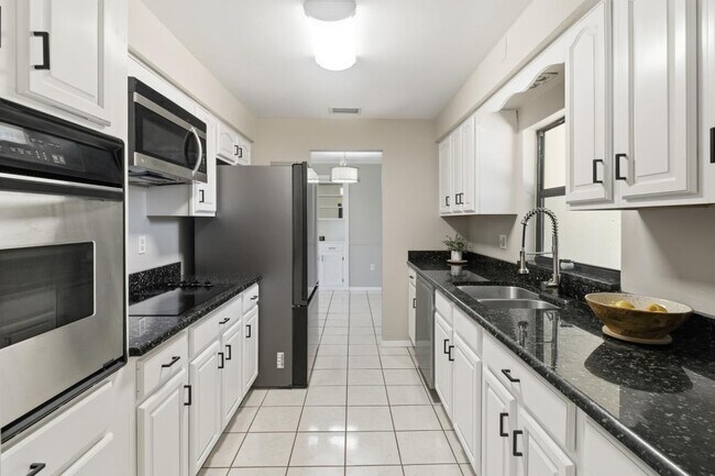 Building Photo - 1411 Crest Dr
