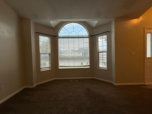 Building Photo - Spacious 5-Bedroom Home in Clinton!