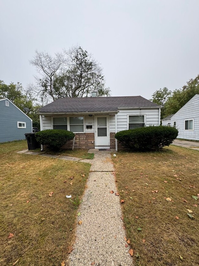 Building Photo - 3 Bed, 1 Bath in South Bend IN. ACCEPTING ...