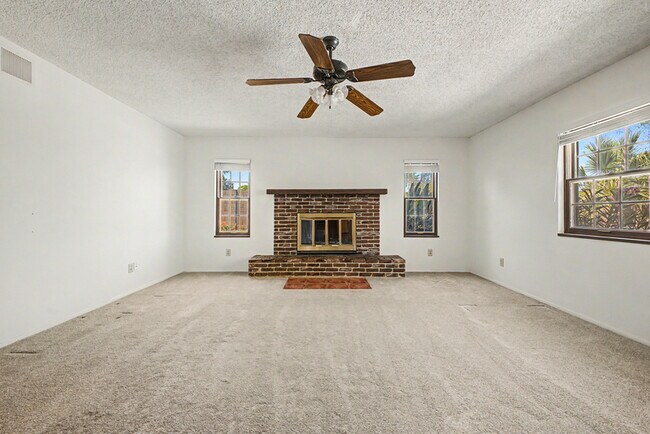 Building Photo - 2822 E Willow Ave