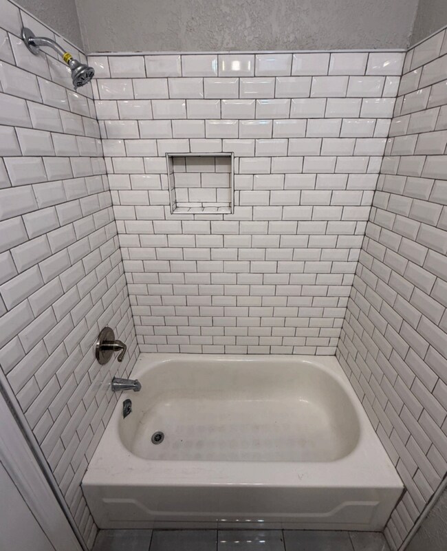 Building Photo - Freshly Remodeled & Move-In Ready!