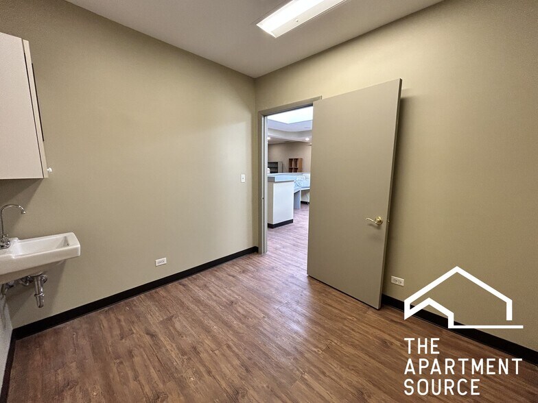 Building Photo - 4956 W Irving Park Rd