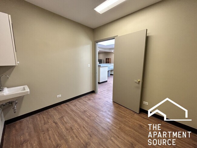 Building Photo - 4956 W Irving Park Rd