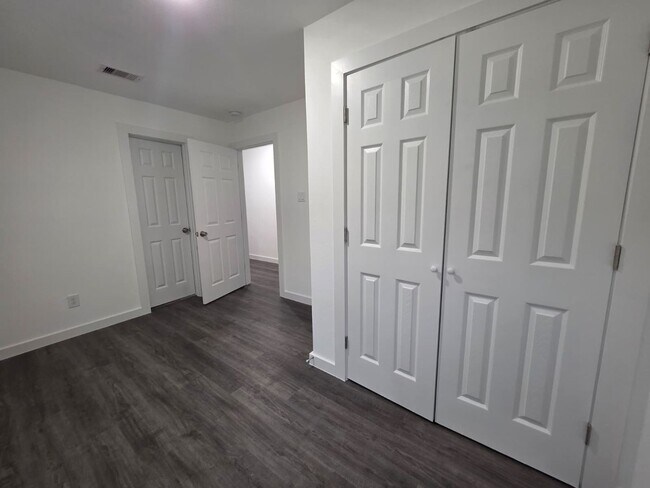 Building Photo - Stunning Duplex with Garage & Modern Finishes