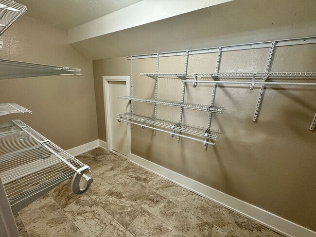 Building Photo - Beautiful 3-bed, 3-bath Home