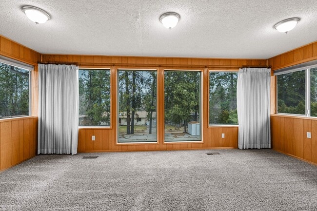 Building Photo - 5 Bed 2 Bath Spacious 3200 sq/ft Lower South Hill brick rancher property