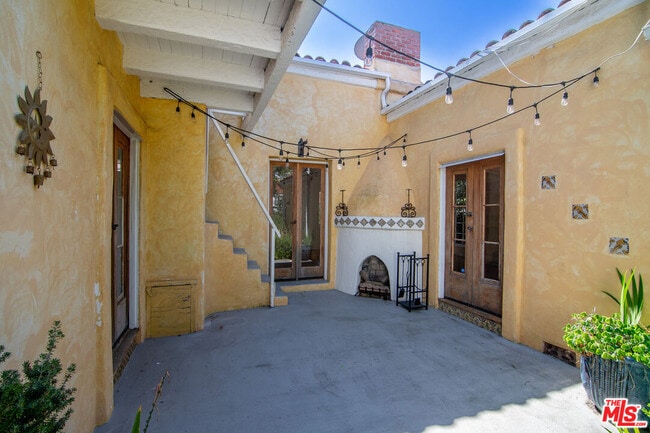 Building Photo - 731 San Vicente Blvd