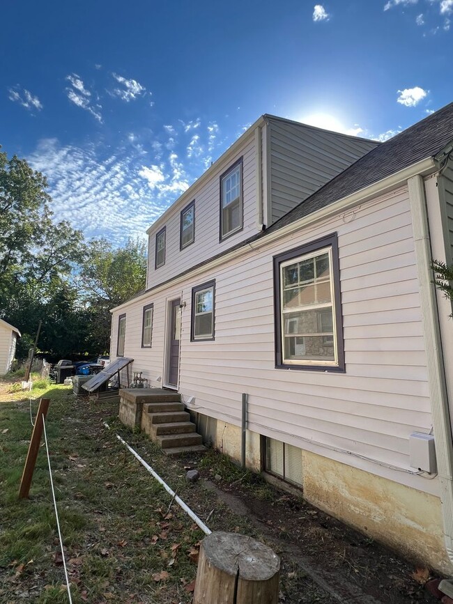 Building Photo - 4 Bedroom Duplex, ACROSS from KSU! Preleas...