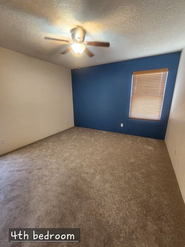 Building Photo - 4 bedroom 2.5 bath far NE Heights