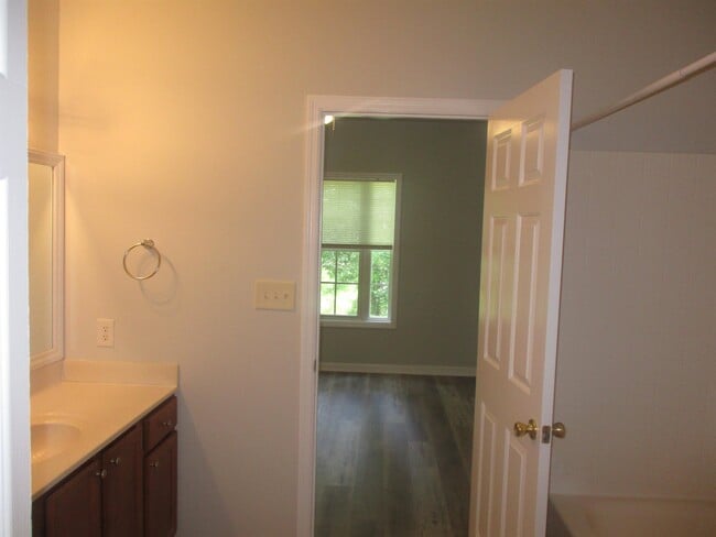 Building Photo - 100 Lazy Willow Ln