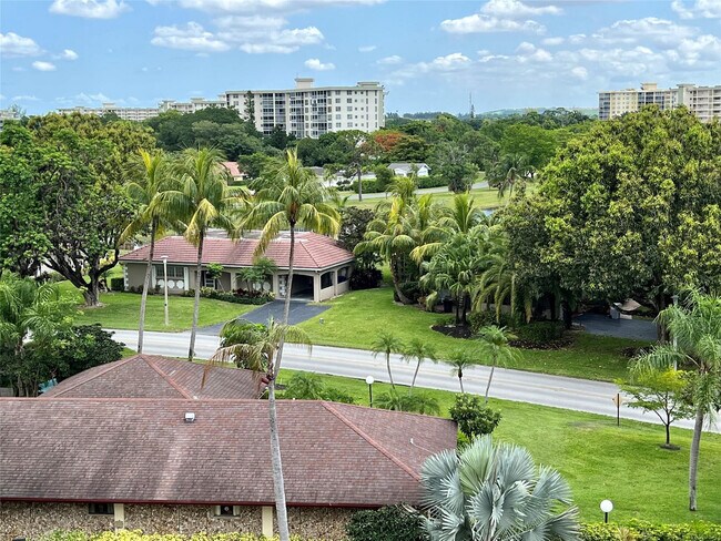 Building Photo - 3000 N Palm Aire Dr