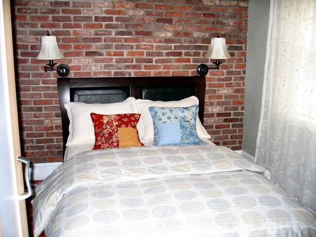 2nd Floor Bedroom - 2409 Panama St